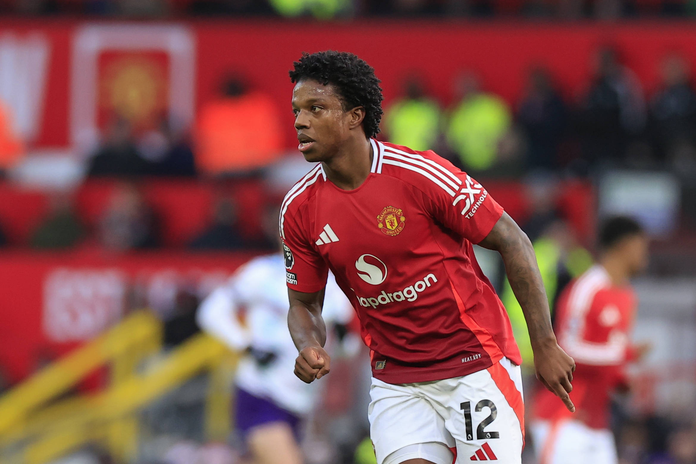 电竞赛程-曼联炸弹小队困境：高薪束缚、转会受阻、苦寻出路