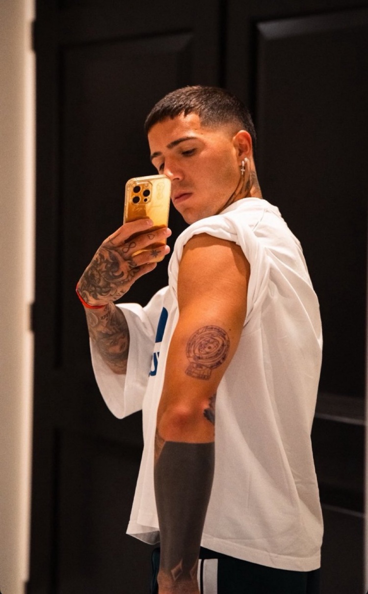 LOL S赛-恩佐将切尔西世俱杯荣耀永久铭刻,臂间奖杯纹身见证历史时刻