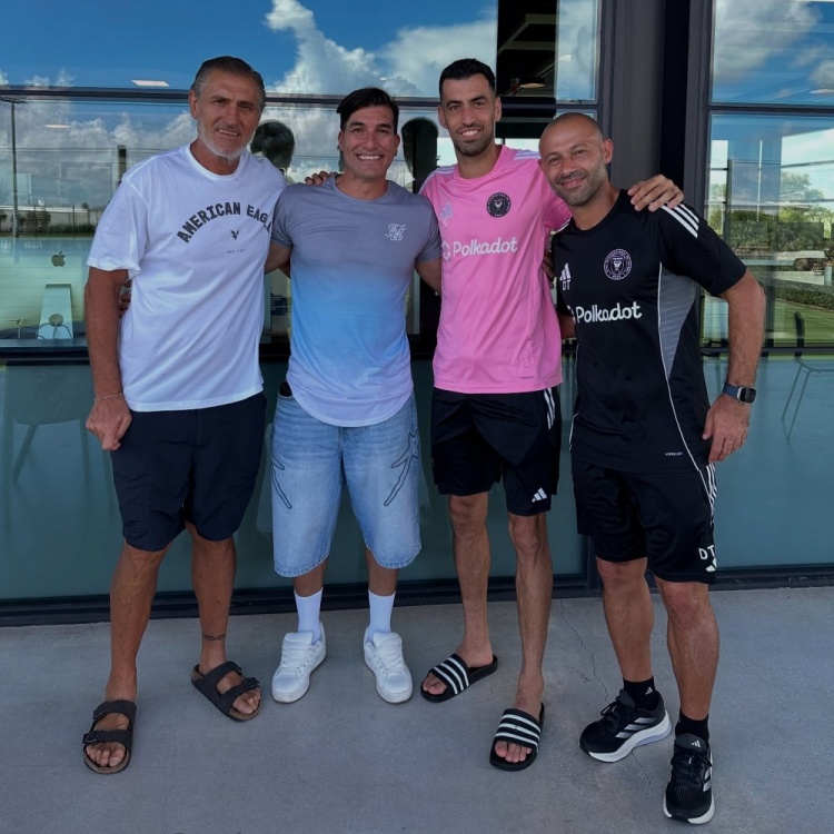 游戏下注-知名音乐人、前巴萨门将平托造访迈阿密国际，与梅西等人合影