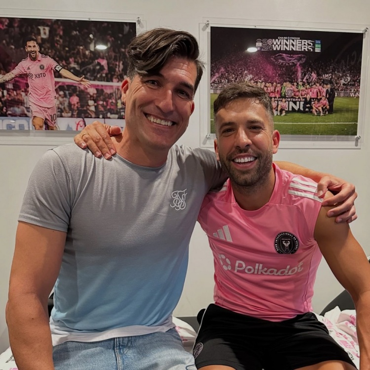 游戏下注-知名音乐人、前巴萨门将平托造访迈阿密国际，与梅西等人合影