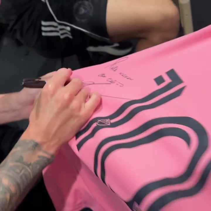 游戏下注-知名音乐人、前巴萨门将平托造访迈阿密国际，与梅西等人合影