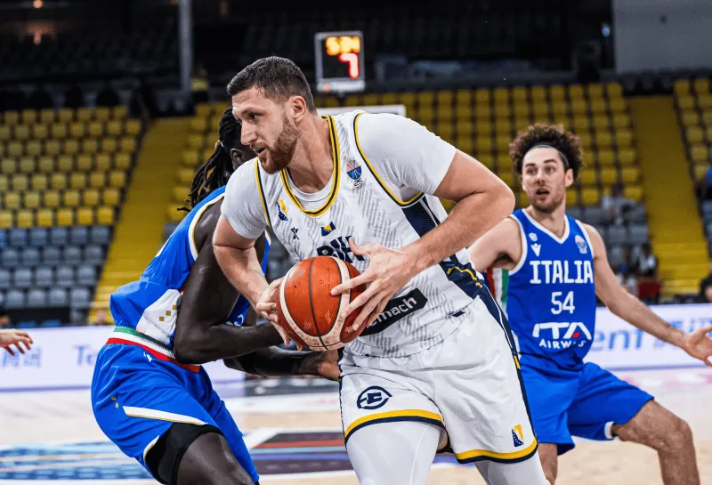 游戏下注-努尔基奇半场出战12分钟,9中4得到9分5板2助攻1盖帽