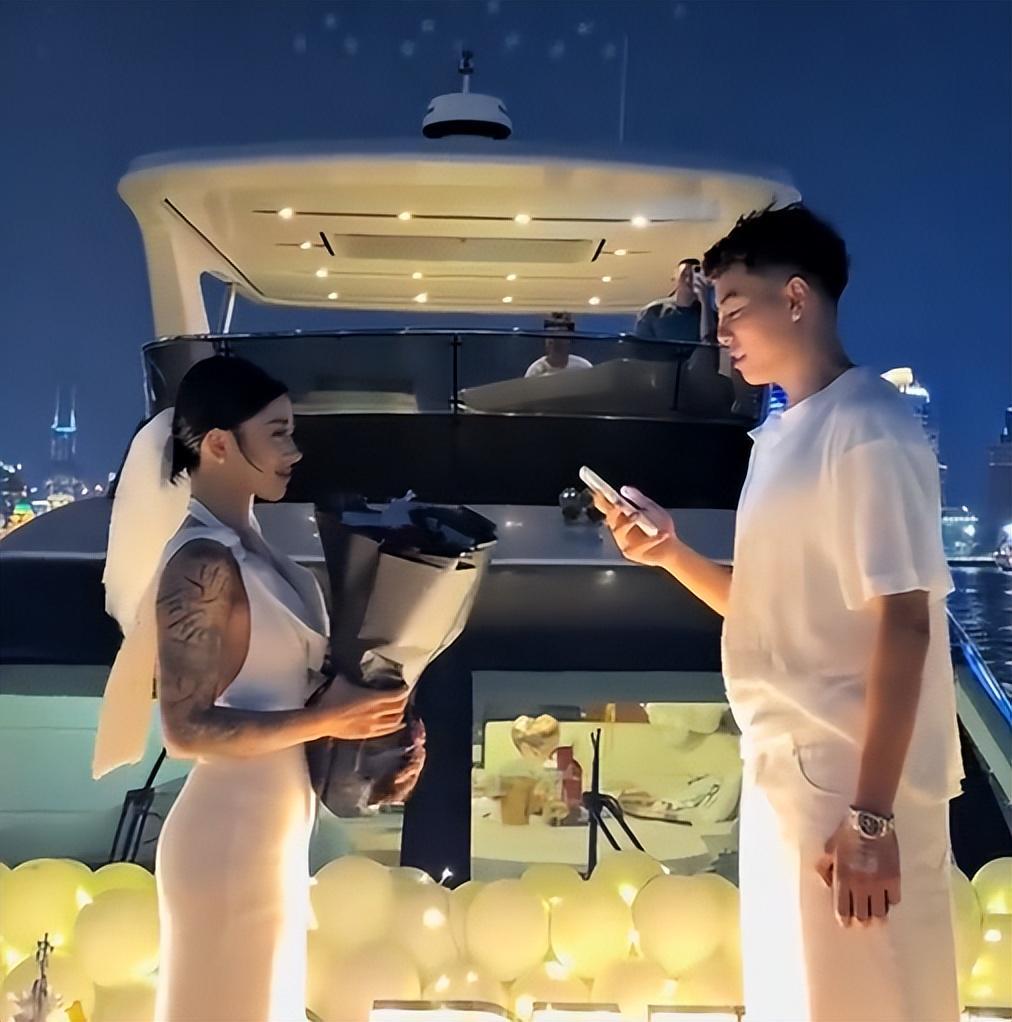 电竞赛程-恭喜!中国男篮25岁新星游艇浪漫求婚成功:女友双臂文身又美又飒