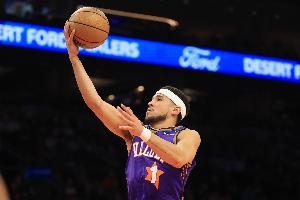 全球总决赛直播-中距离很稳！布克半场9中5拿到15分5助攻