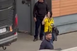 歌手“碧梨”在汉诺威开演唱会，被歌迷拍到穿多特球衣