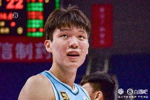 注册入口-心态被打炸！杨瀚森全场陷入犯规困扰最终6犯离场 仅得2分