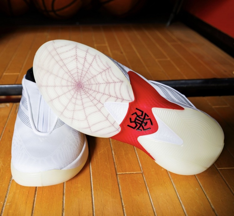 米切尔为母校设计特别款球衣！带有其个人Logo和蜘蛛侠元素！